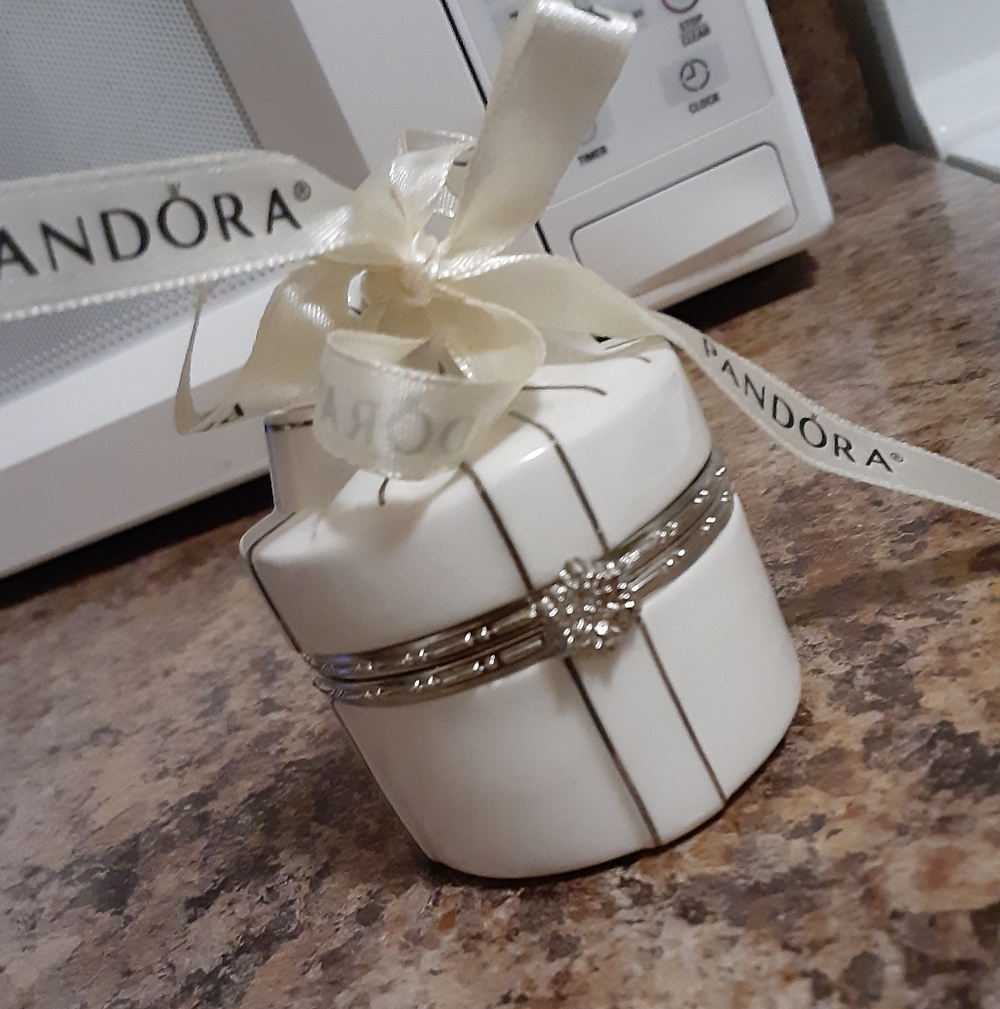 PANDORA 2018 JARED COLLECTION ORNAMENT TRINKET BOX - Picture 3 of 8